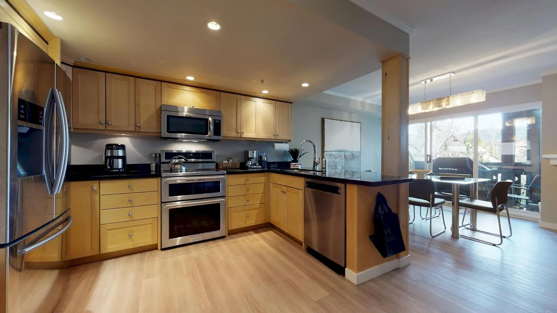 Lagoons 20 Village Location Rare 5Bdr Condo With Private Hot Tub Whistler