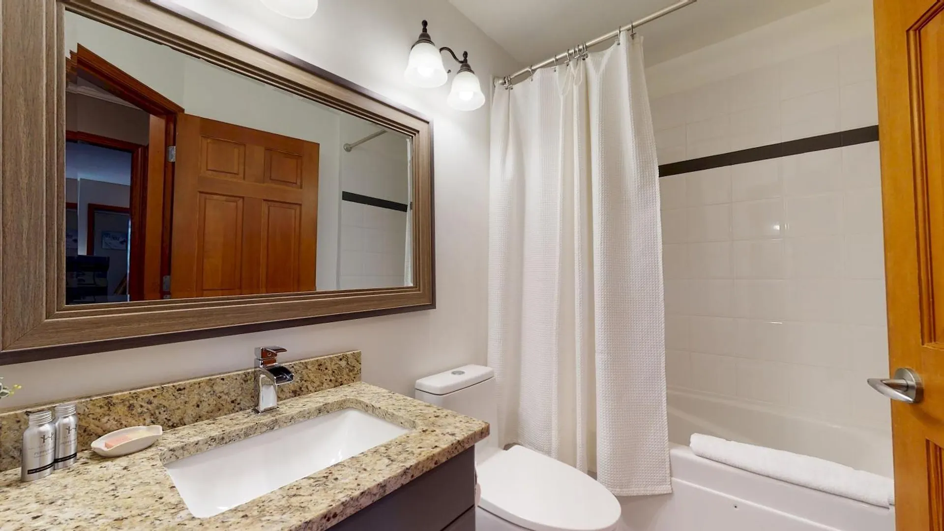 Lagoons 20 Village Location Rare 5Bdr Condo With Private Hot Tub Whistler 0*,